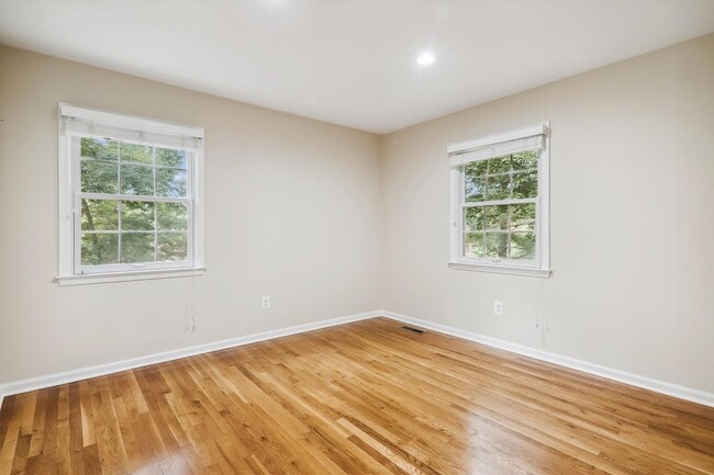 Building Photo - 5 BR 4.5 BA home with inground heated pool and extensive hardscape!