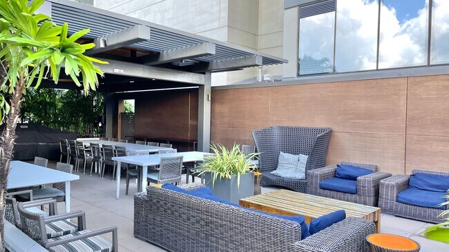 Building Photo - 2 BEDROOM HIGH FLOOR UNIT IN KAKAAKO