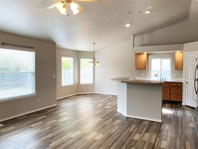 Building Photo - Great 3 bed 2 bath home in a the quiet Rai...
