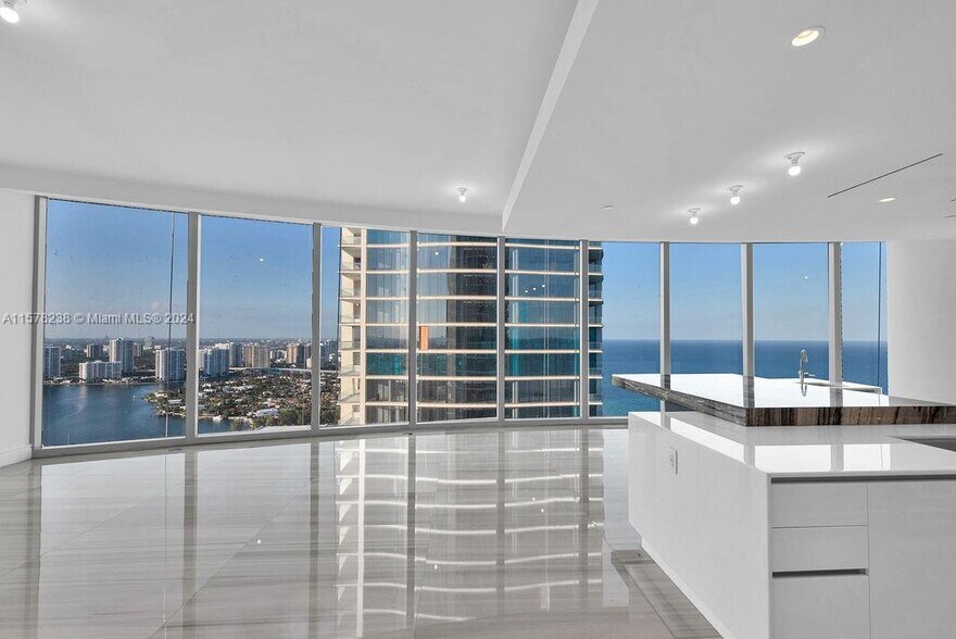 Building Photo - 17901 Collins Ave