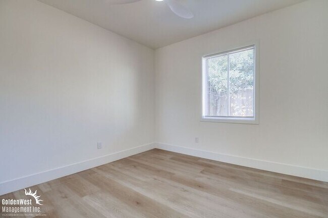 Building Photo - Fully Remodeled 3Bdm 2Ba Home in the Heart...