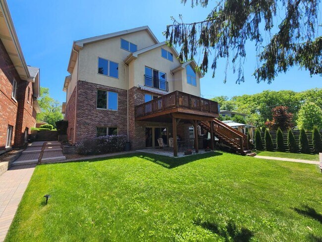 Building Photo - 611 S Oakwood Ave