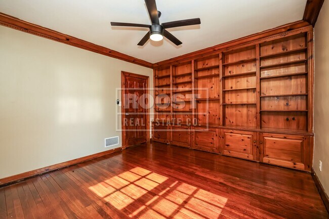 Building Photo - 5 bed 3.5 Bath Single Family Home Available in Dayton