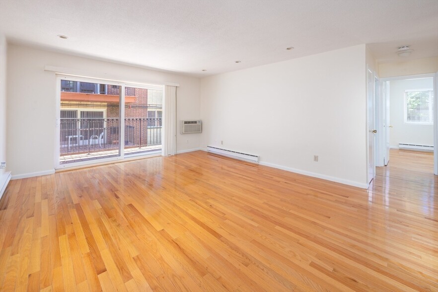 Building Photo - 28 Custer St