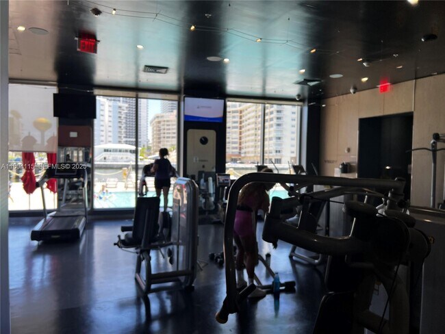 Building Photo - 2600 E Hallandale Beach Blvd