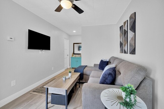 Building Photo - Furnished & Remodeled 1BR Guest House w/ Private Entry – Walk to Beach, Crown Point