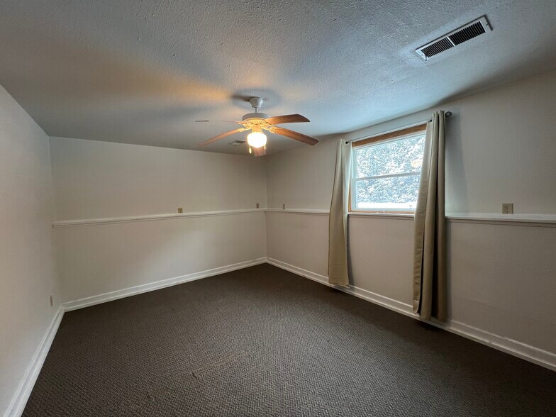 Building Photo - 604 Brown St