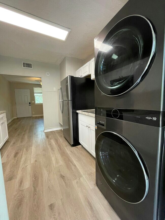 Building Photo - 1575 W 19th St