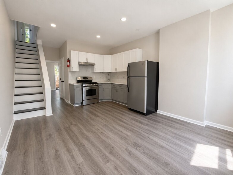 Building Photo - Spacious 4 Bedroom Home with Private Backyard & Flexible Living Space