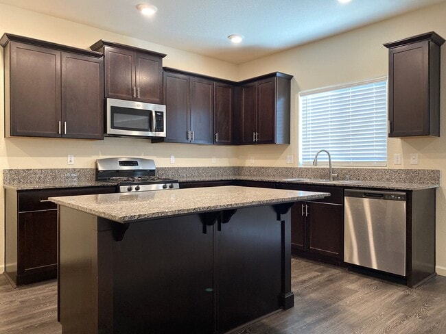 Building Photo - Spacious 4 bedroom/2 bath home waiting to ...