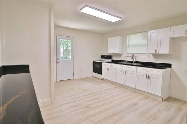 Building Photo - 61325 Holly Dr