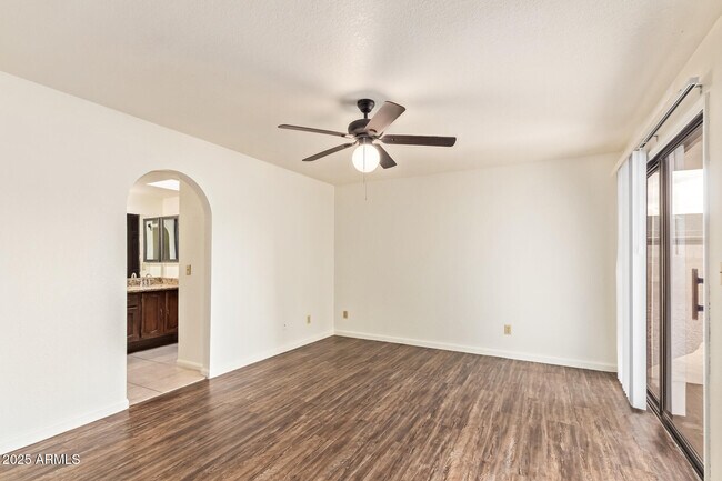 Building Photo - 1840 W Navarro Ave