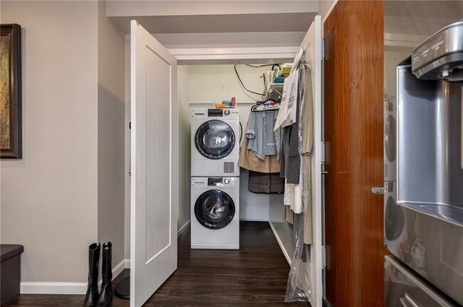 Building Photo - 320 Fort Duquesne Blvd