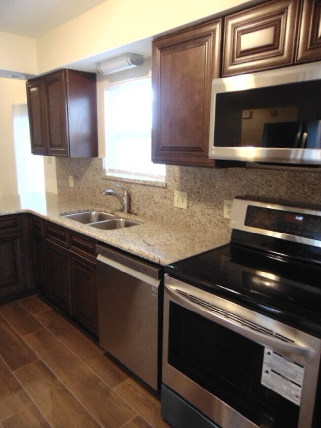 Building Photo - Venetian Villa 2 Bedroom 2 Bath 2 Car Garage w/Waterview!