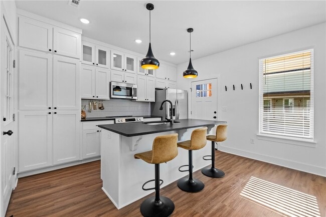 Building Photo - 913 S Wichita Ave