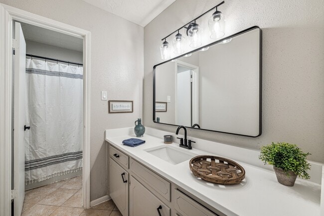 Building Photo - 8414 N Tahoe Dr
