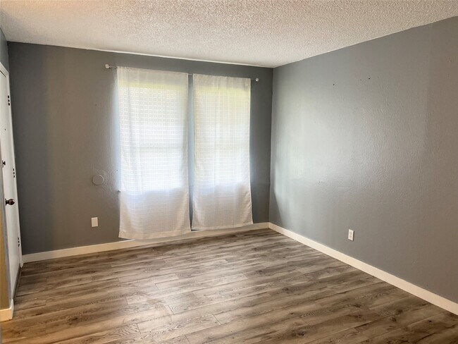 Building Photo - 411 Elaine St