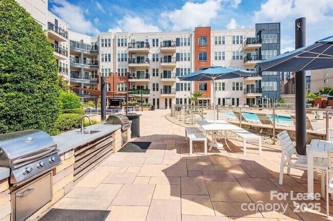 Building Photo - 902 W 4th St