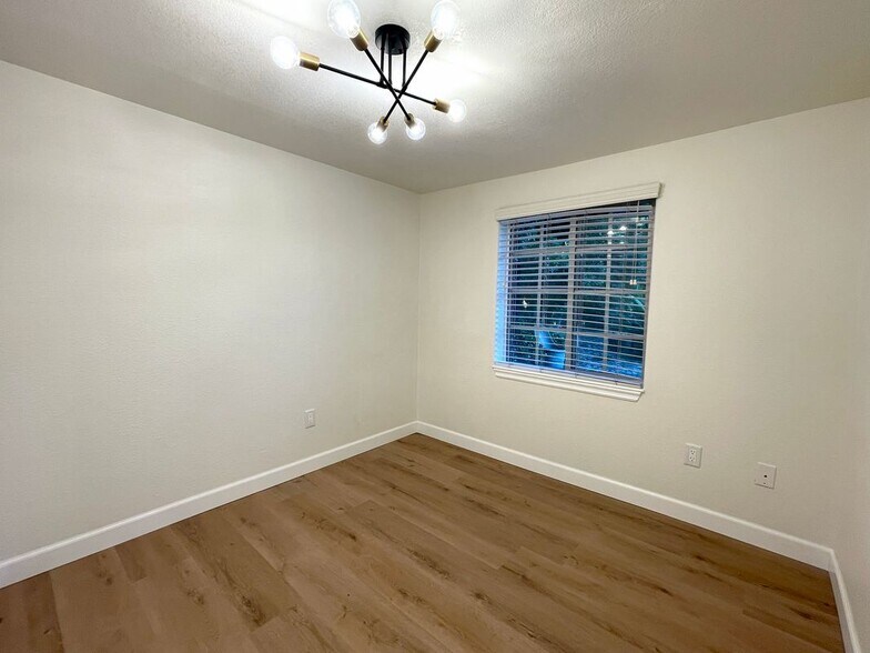 Building Photo - 3141 Hillview Dr N