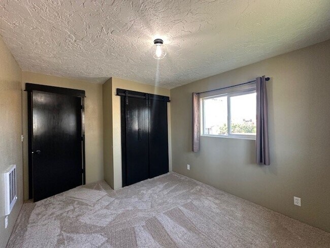 Building Photo - Newly Remodeled 3 Bedroom / 2 Bathroom in NE Madras