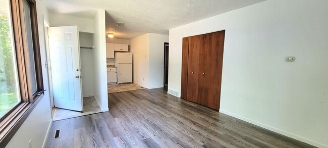 Building Photo - 2 BR Duplex in Convenient Neighborhood - PET FRIENDLY
