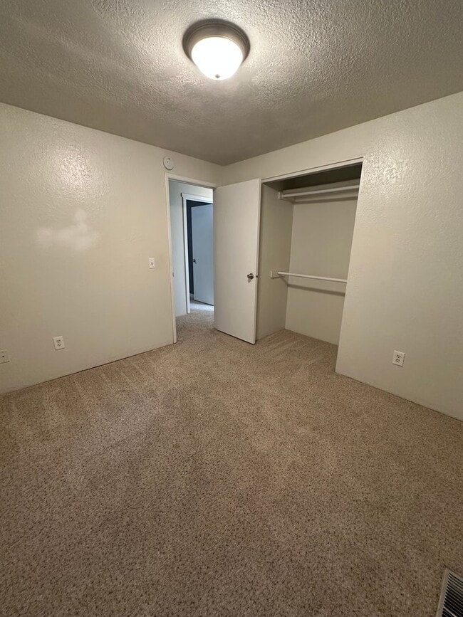 Building Photo - Beautiful 3 Bedroom, 2 Bath Home with One-Car Garage & Storage Shed in Kennewick