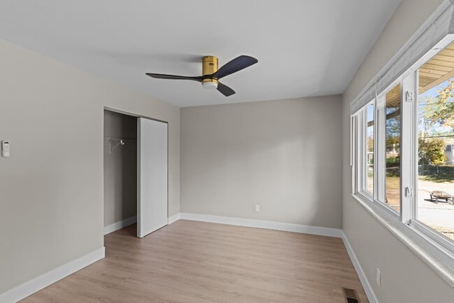 Building Photo - 2180 Glenoro Dr