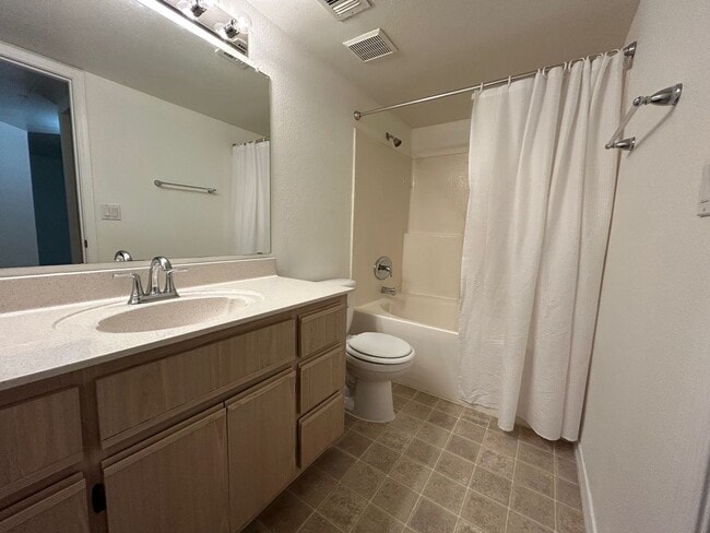 Building Photo - EXCELLANT ONE BEDROOM AND ONE BATHOOM SPRI...