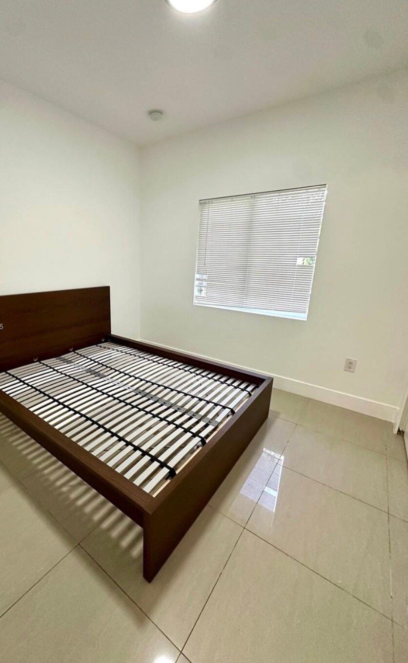 Building Photo - 14890 NE 10th Ave