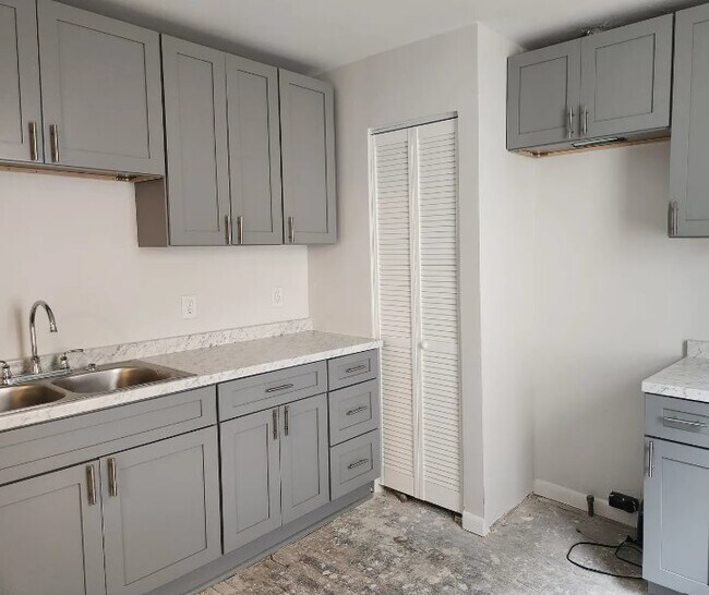 Building Photo - 2811 Parish Ave