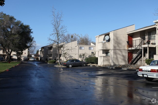 Primary Photo - Parkwood Apartments
