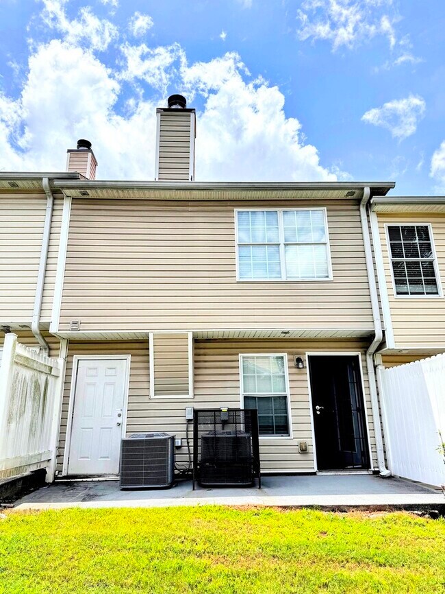 Building Photo - Spacious and cozy 3BR/2.5 bath townhome in...