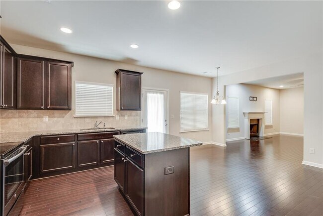 Building Photo - 933 Whitfield Oak Way NE