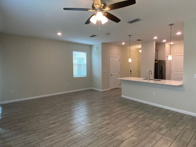 Building Photo - 3BD/2.5BA Townhome in Econ Trails Near Valencia East!