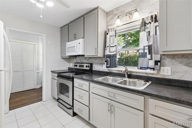 Building Photo - 9427 Atwood Dr
