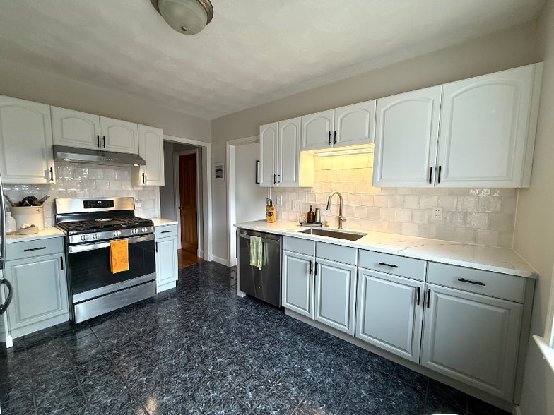 Building Photo - 37 Lindale Ave