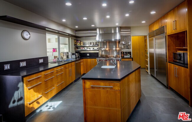 Building Photo - 9203 Robin Dr