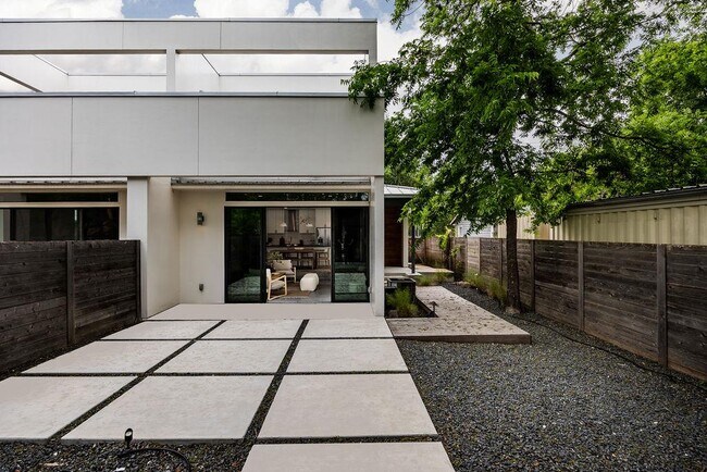 Building Photo - 1811 Justin Ln