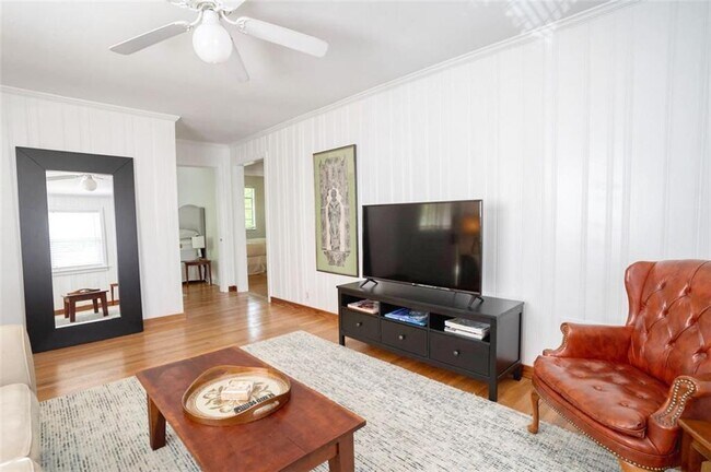 Building Photo - 883 Amsterdam Ave NE