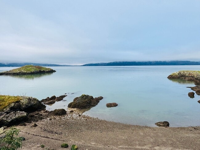 Building Photo - La Conner Home with Stunning View
