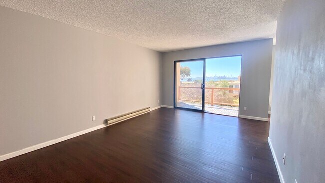 Building Photo - Breathtaking Views of SF & Bay Bridge from this Top Floor unit