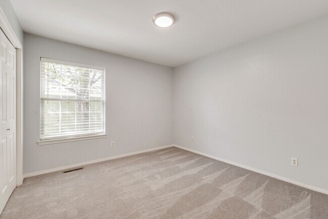 Building Photo - Updated 3-Bedroom Townhome in Ideal Location