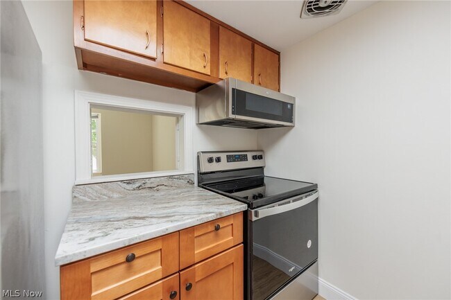 Building Photo - 7020 Carriage Hill Dr