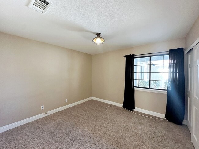 Building Photo - Green Valley Luxury Single Story: Pool, Putting Green, 4 Bedrooms, SOLAR!