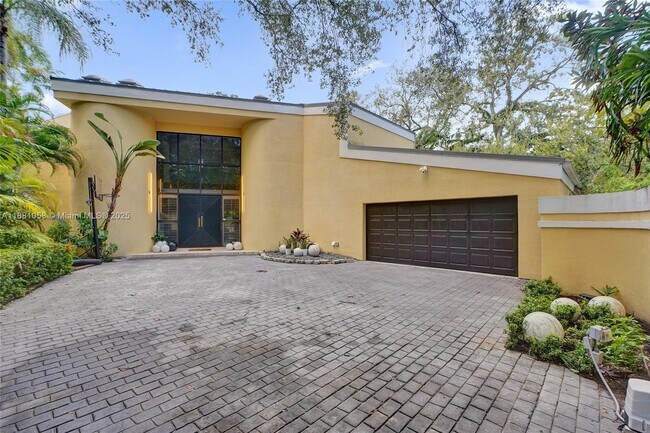 Building Photo - 2360 Tigertail Ave