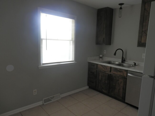 Building Photo - Great 2 Bedroom Duplex In SW Columbia!