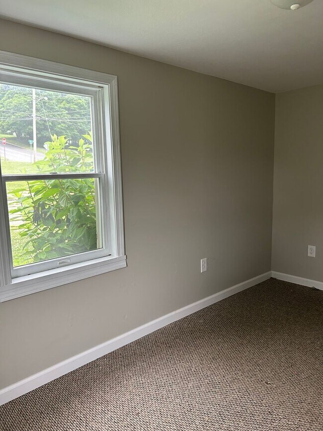 Building Photo - Beautiful 3 bdrm Home! Double Lot!