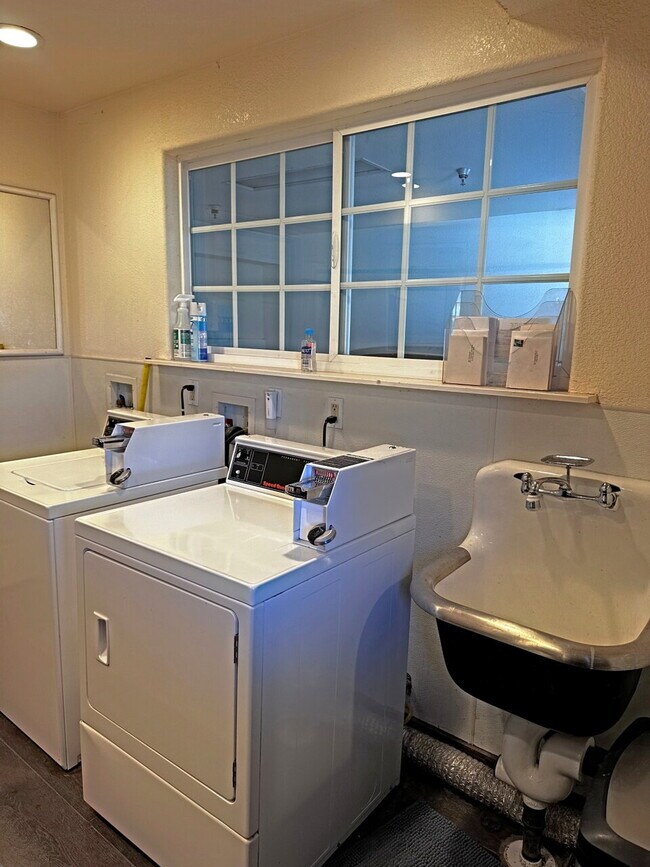 Building Photo - La Mesa Four-Plex Townhouse with Decks & G...