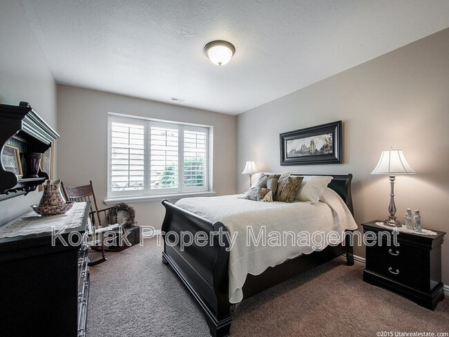 Building Photo - 637 Edgewood Dr