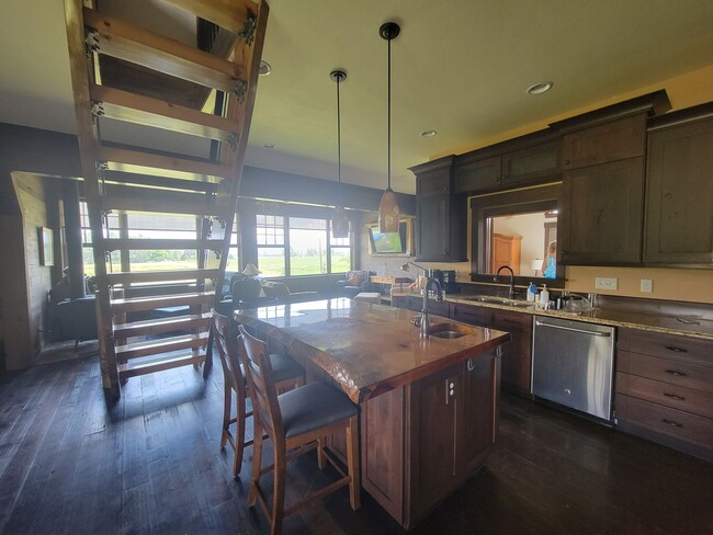 Building Photo - Kalispell Home with stunning mountain views